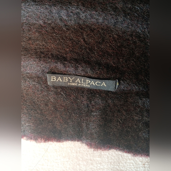 Elegant Gray and Red Scarf - Picture 7 of 7